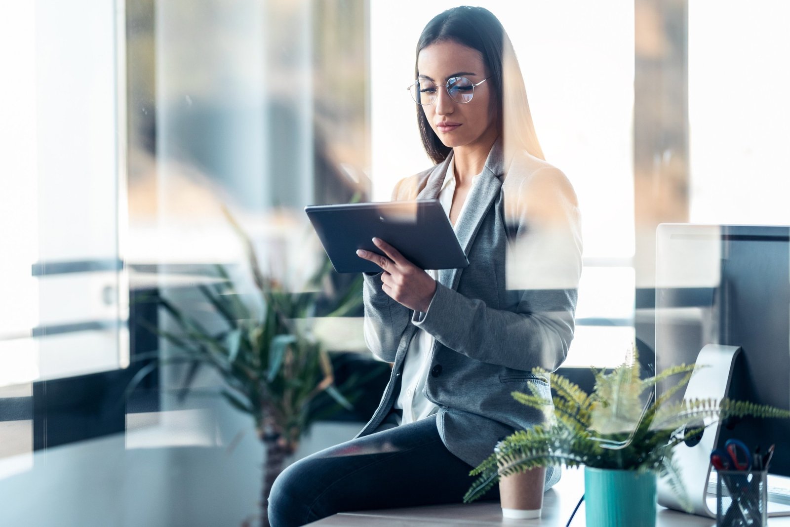 Professionnelle consultant un dossier numérique