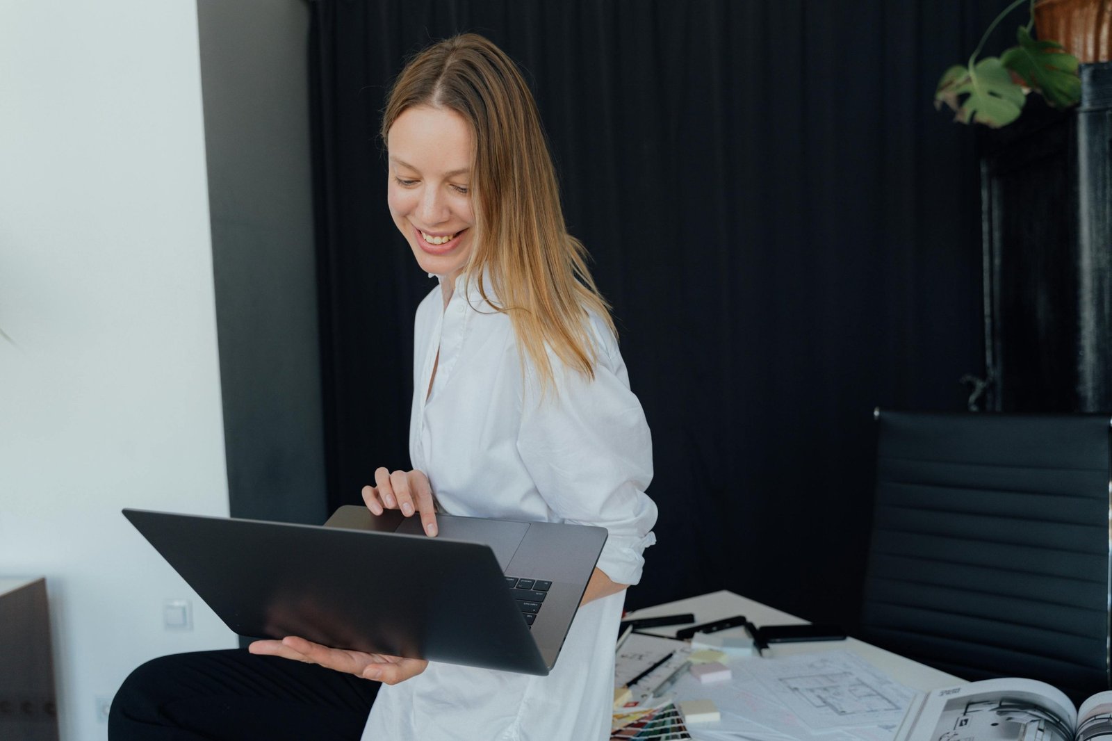Personne examinant des documents de crédit sur un ordinateur portable