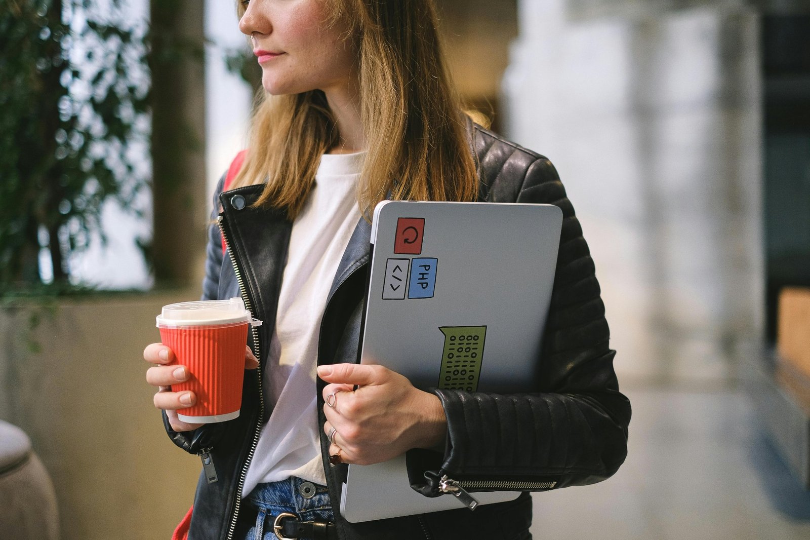 Professionnelle avec un ordinateur portable dans un environnement de travail