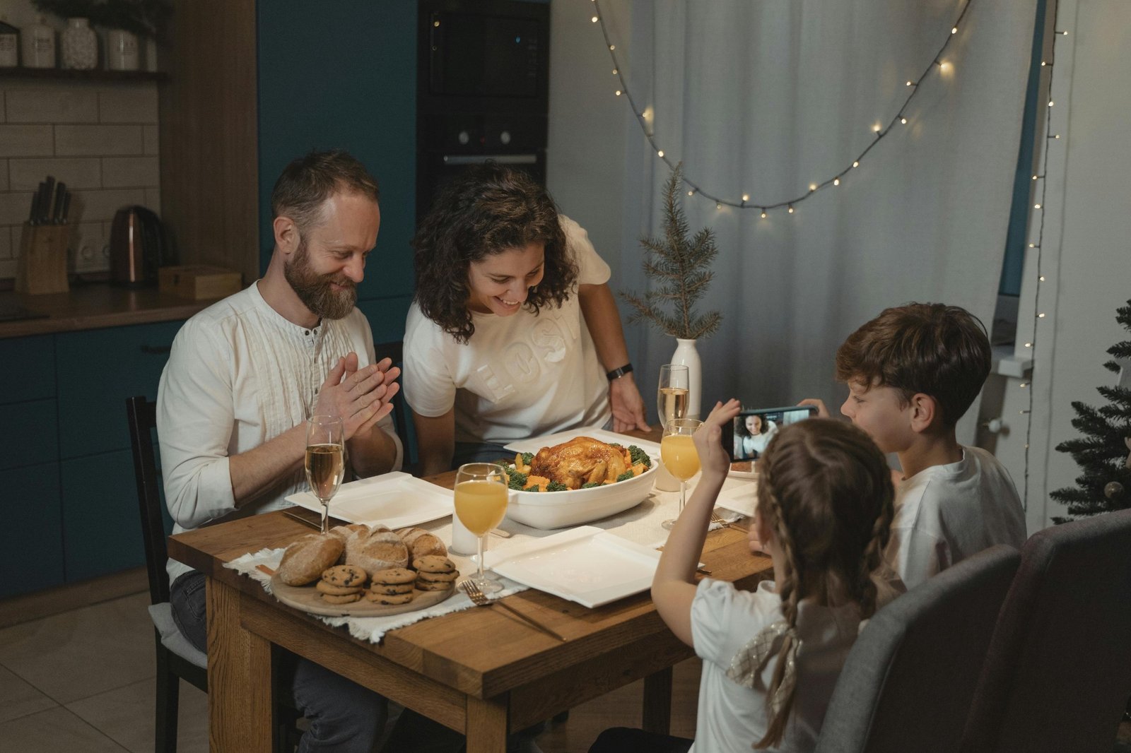 Famille réunie autour d’une table à la maison