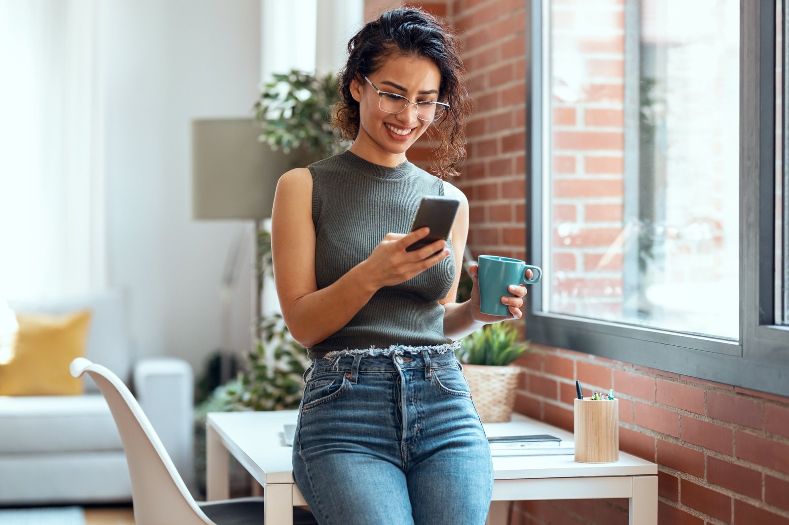Professionnelle utilisant un téléphone
